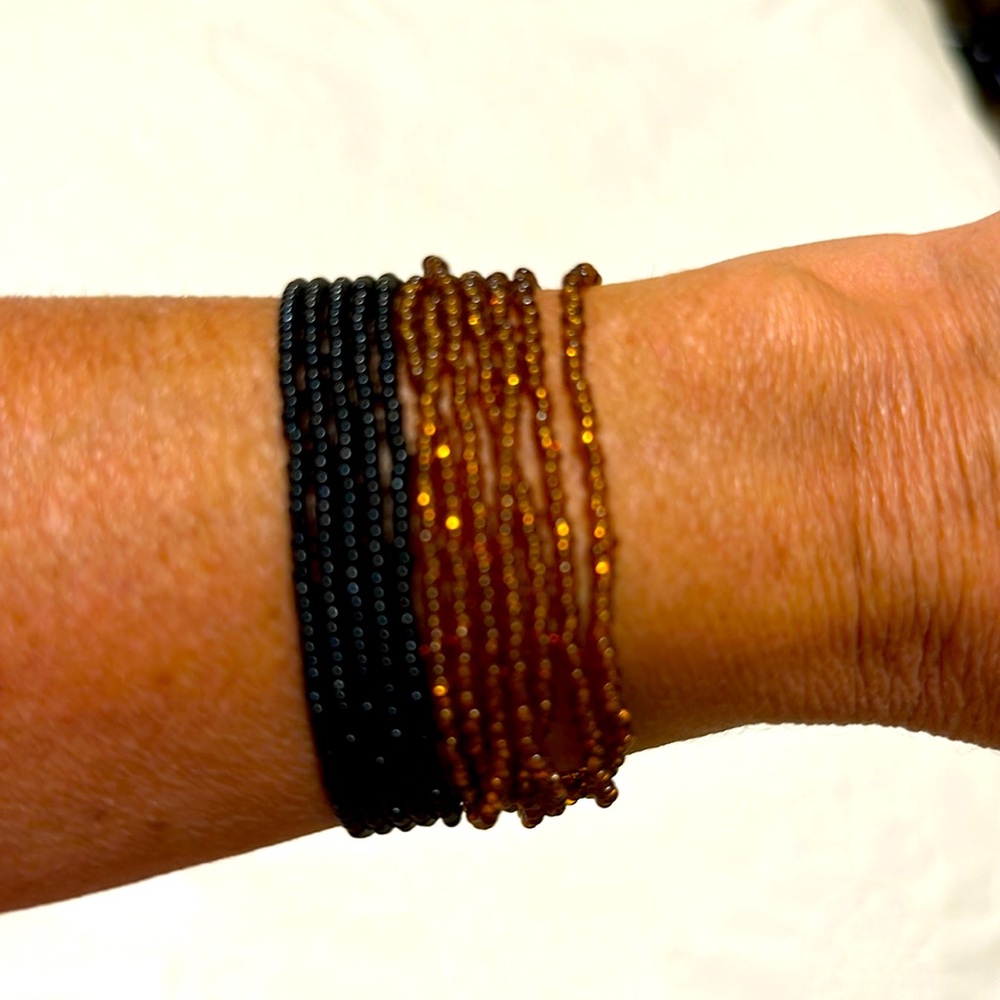 Black & amber colored beaded bracelet. EUC.